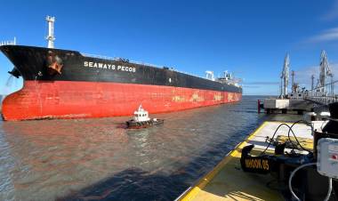 Amarró en Puerto Rosales el imponente petrolero Seaways Pecos