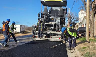 Comenzó la colocación de la nueva carpeta asfáltica en Avenida Paso