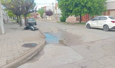 Una motociclista resultó herida en un choque con un auto