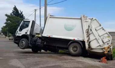 Un camión recolector del Municipio hundió el hormigón y cayó en un pozo cloacal