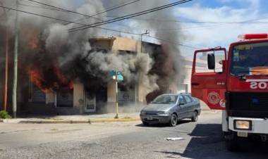 Deberán demoler el taller mecánico que se incendió en el centro