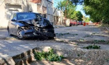 La calle estaba cerrada, pasó a alta velocidad y cayó en un pozo de reparación del hormigón