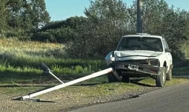 Un auto chocó contra una columna de alumbrado en camino a Arroyo Pareja