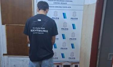 Un hombre quedó aprehendido cuando circulaba sin patente y llevaba envoltorios con sustancias