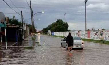 Un automovilista apuntó con un arma de fuego a dos vecinos que cortaban una calle inundada