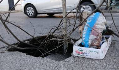 Preocupación por un importante hundimiento del asfalto en una esquina céntrica