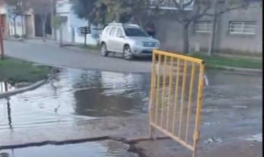 Se realizan reclamos por desbordes cloacales en pleno centro y distintos barrios