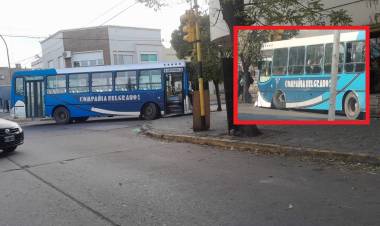 Un colectivo sufrió un desperfecto mecánico y chocó contra un semáforo