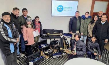 El Banco Provincia entregó instrumentos al Instituto de Música Crucero General Belgrano