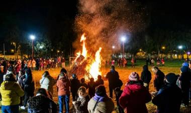 Se realizó la tradicional fogata de San Pedro y San Pablo