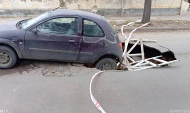 Cedió el asfalto y un automóvil terminó atrapado en Estomba al 200