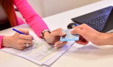 Ponen en marcha nuevas licencias de conducir con controles más exigentes para profesionales