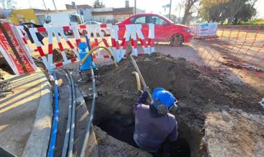 Comenzaron los trabajos para renovar el colector cloacal sobre calle Jujuy