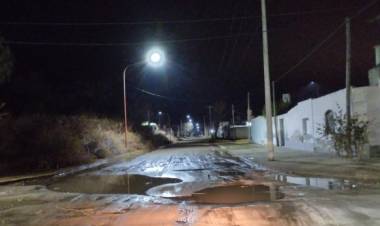 Varias calles intransitables en Villa Arias por una perdida de agua