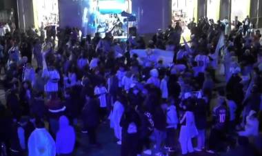 Agradecimiento eterno: la gente igual salió a las calle en Punta Alta tras la derrota de la Selección