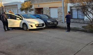 Una mujer chocó a un auto estacionado en calle Pedro Pico al 100