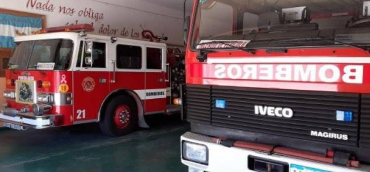Bomberos Voluntarios acudieron al incendio de un vehículo