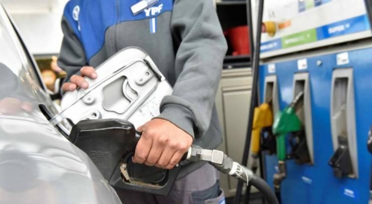 Este sábado aumentan los combustibles