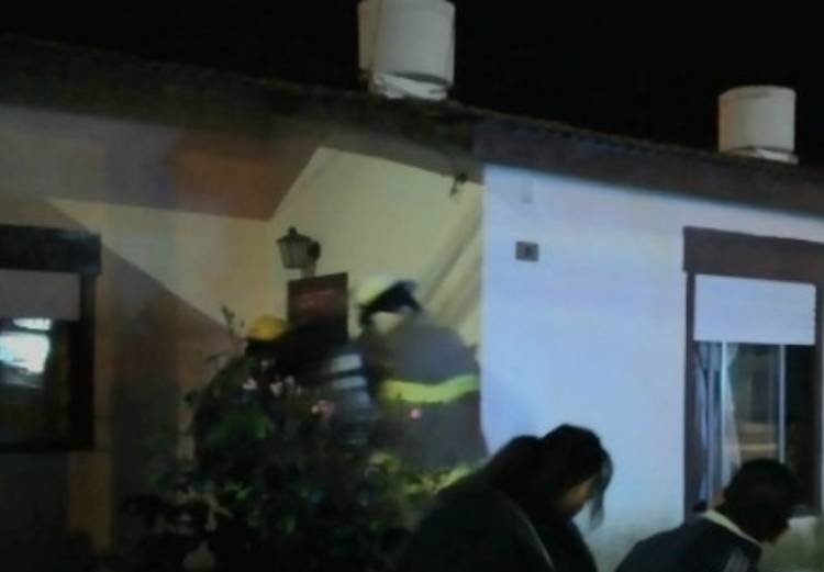 Bomberos Voluntarios acudieron al incendio de una vivienda del Barrio Centenario