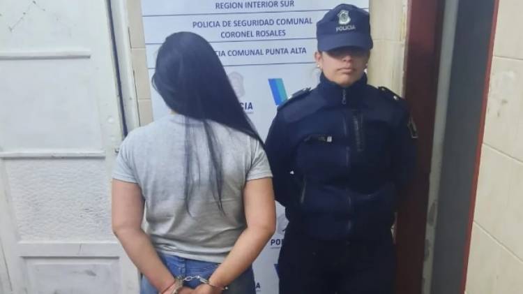 Detuvieron a una mujer por romper la vidriera de un bar