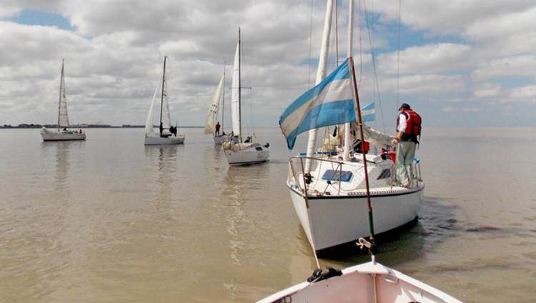 Se hundió un velero en Puerto Belgrano y sus tripulantes fueron rescatados