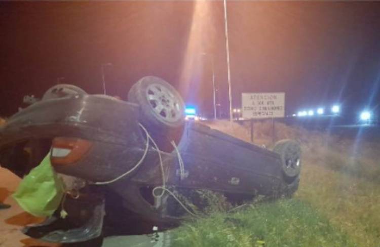 Un auto volcó en la ruta 229
