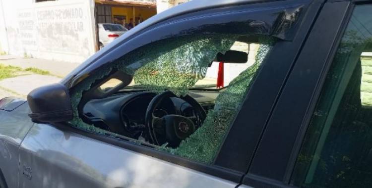 Una persona destrozó un vehículo a golpes de martillo en el centro de la ciudad