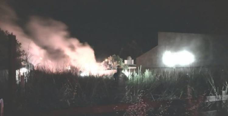 Bomberos acudieron al incendio en un departamento