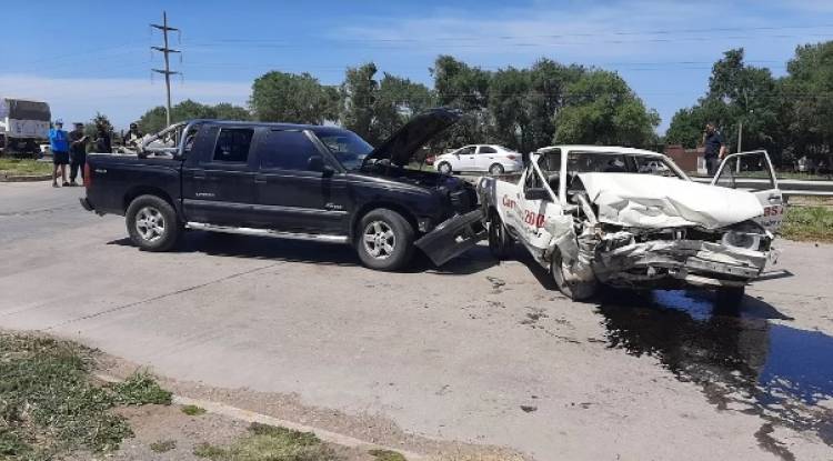 Dos personas heridas por un fuerte choque en la rotonda de Grünbein