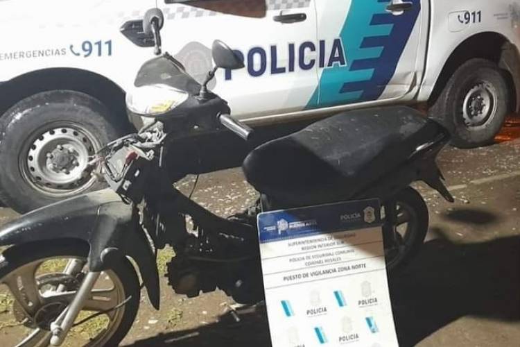 Se encontró una moto abandonada en un descampado