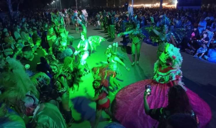 Una multitud disfrutó el Carnaval en Puerto Rosales