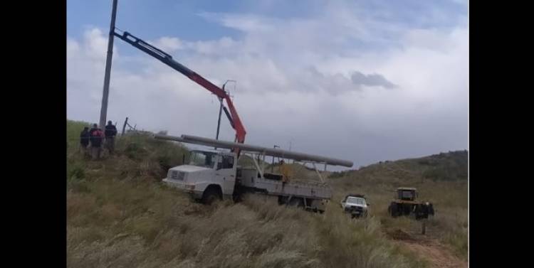 Pehuen Co, Bajo Hondo, Calderón y zona rural sin energía eléctrica tras la caída de un árbol sobre el cableado