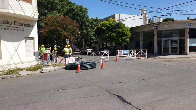 Debido a un avería en un caño de gas de Camuzzi se realizó un corte de calle en Humberto y Rosales