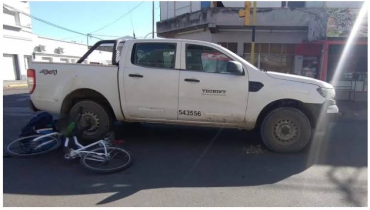 Accidente de tránsito entre una camioneta y una bicicleta dejó una persona herida