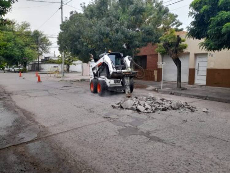El Municipio realiza importante reparación del hormigón en calle Pellegrini al 700