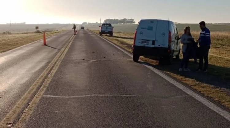 Una mujer la encandiló el sol y volcó con su camioneta cerca del puente naranja en ruta 3