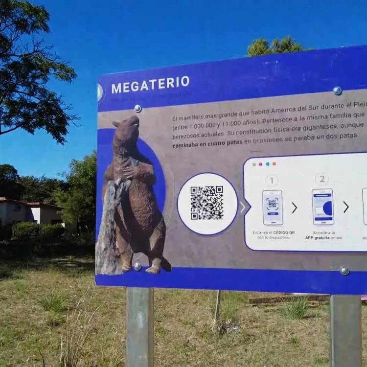  Se colocó cartelería en el “Parque Paleontológico” de Plaza Carrasco de Pehuen Co