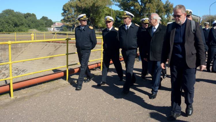 El Ministro de Defensa Taiana realizó un recorrido de obras en Puerto Belgrano
