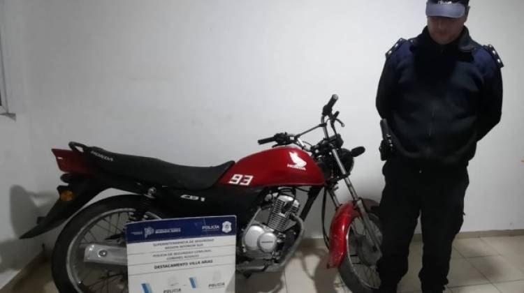 Detienen en Villa Arias a un hombre por andar en una moto denunciada como robada