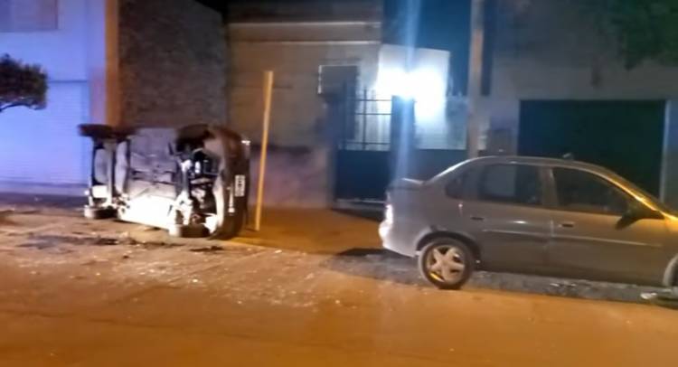 En la madrugada se produjo un choque, dos vuelcos y una persona fue herida