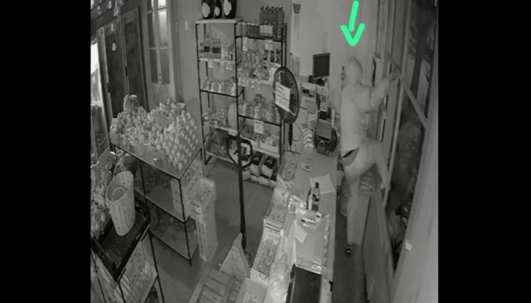 Un delincuente ingresó a robar a una verdulería
