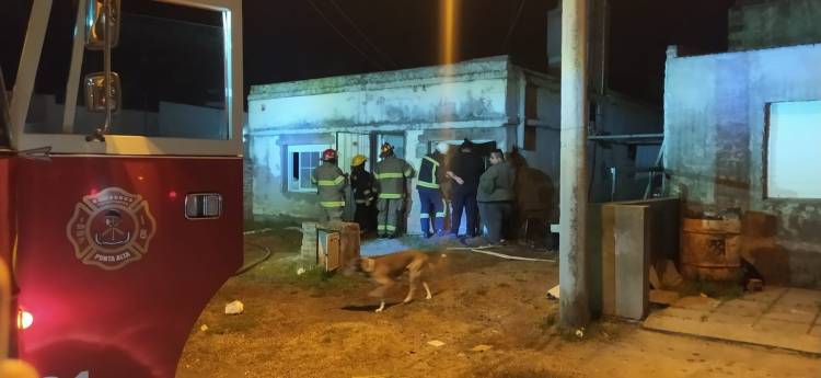 Bomberos Voluntarios acudieron al incendio de una vivienda