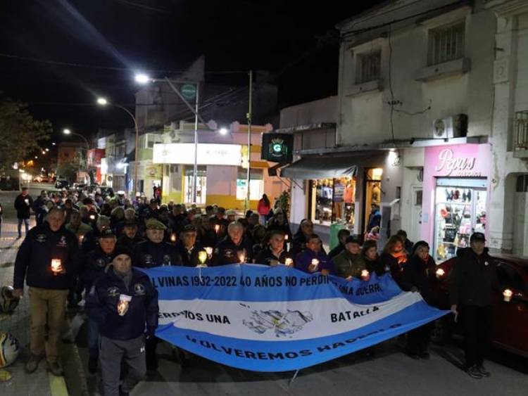 Se realizó la Marcha de las Antorchas en homenaje a veteranos y caídos de Malvinas