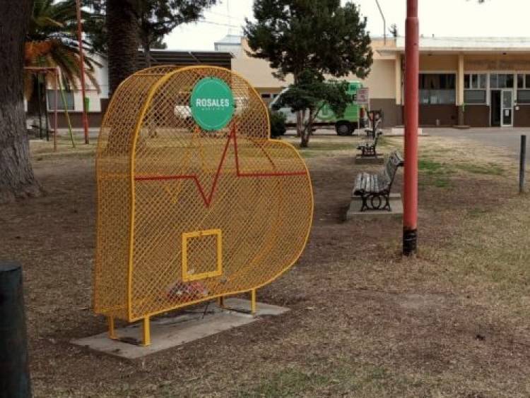 El Municipio instaló un “Eco Corazón” para colectar tapitas plásticas en el ingreso al Hospital Eva Perón