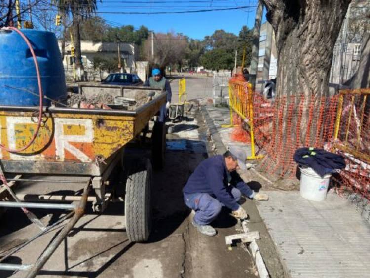 El Municipio continúa realizando reparaciones de cordones cuneta en distintos sectores de la ciudad 