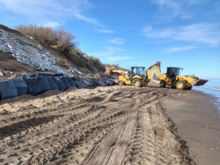 Finalizan los trabajos de refuerzo de la protección del frente en el sector de La Barraca de Pehuen Co