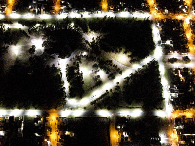 Así luce la nueva iluminación LED instalada por el Municipio en el Parque San Martín