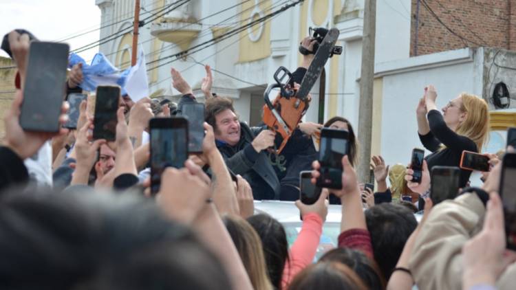 Con cánticos contra "la casta", la caravana de Milei pasó por Punta Alta