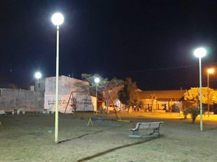 El Municipio de Coronel Rosales instaló más de 40 luminarias en plazas de distintos barrios 