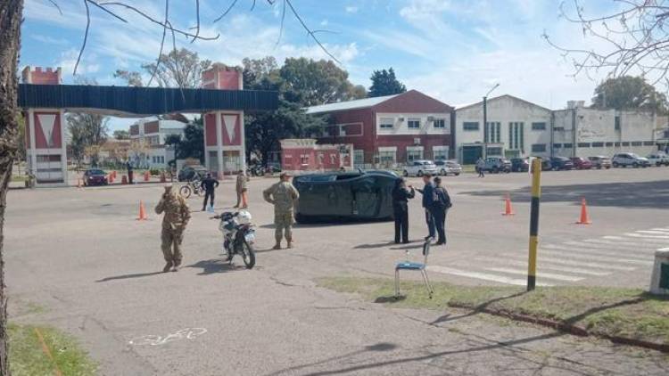 Vuelco de un auto dentro de la Base Naval